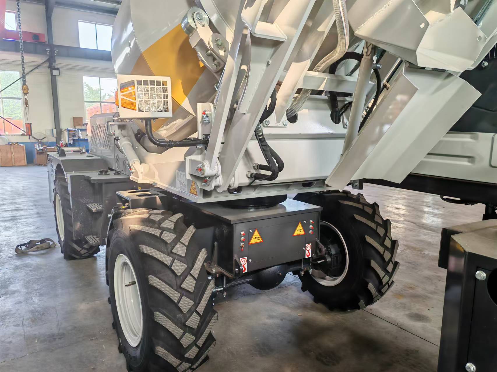 2.6m³ Self Loading Concrete Mi - Heavy Equipment Mixer 评论和价格
